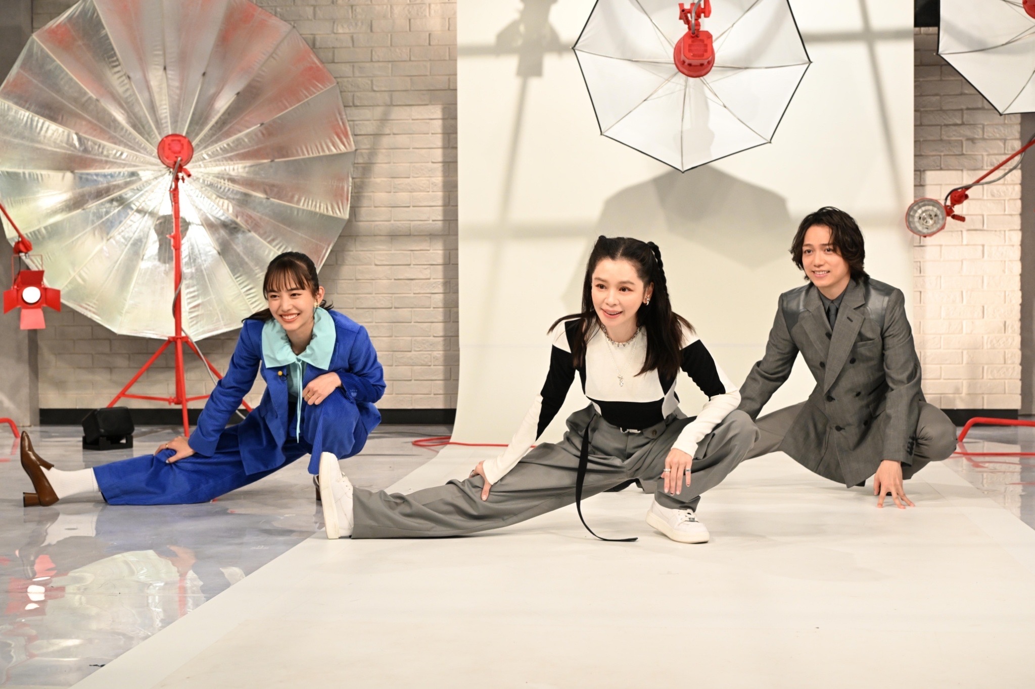 おしゃれクリップ 公式 日本テレビ 明日の おしゃれクリップ は ビビアン スー さん めちゃくちゃ笑ってほろりと涙も出ちゃう スペシャルな収録になりました みなさん準備して待っていて下さいね 笑 写真は準備体操中の3人です