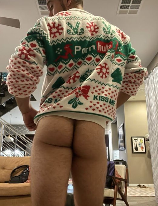 Mind helping me keep warm? 🎄👅 https://t.co/YInqXhhE7z