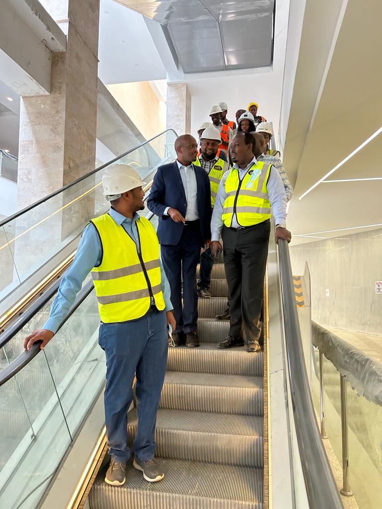 HonMoses_Kuria's tweet photo. The largest Mall in East &amp; Central Africa- BBS Mall Nairobi
*  3500 Shops
 * Local and International Brands
 * Gold Souk 
*  150,000 visitors daily 
* 2200 Parking Spaces 
 * 32 Restaurants
* 364 toilets
" 12 banks, 
* 3 Major hospitals
* 7-Star Hotel 
🇰🇪 Open For Business https://t.co/4EcMKATfIP