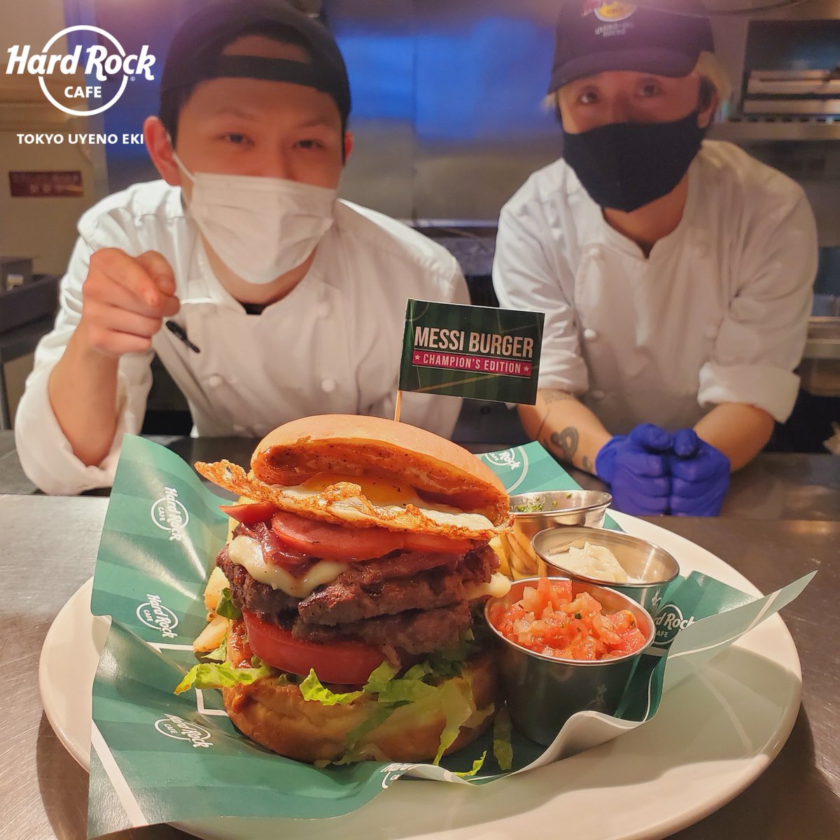 hrcuyenoeki's tweet photo. これが勝利の味‼リオネル・メッシ選手考案のメッシバーガーぜひ体験してね!
キッチンメンバーがひとつひとつ丁寧に作り上げます★
3種類のスペシャルなソースもついてきてさらにおいしく楽しめますよ⚽
#ハードロックカフェ
#Messi
#メッシ
#MessiBurger
#LetsGetMessi⚽ https://t.co/M0SZr6mBAd