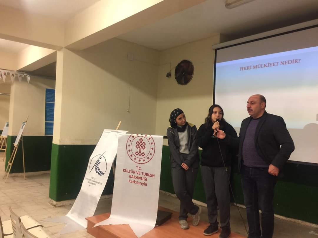 ilesamankara's tweet photo. İLESAM’ın T.C. Kültür ve Turizm Bakanlığının destekleriyle Türkiye’deki bütün Ortaokul ve Liselerde telif hakkı bilinci oluşturmak ve korsanla mücadele etmek için gerçekleştirdiği okul seminerleri Kars’ta başarı bir şekilde gerçekleştirildi. https://t.co/uPxj9jf8V8