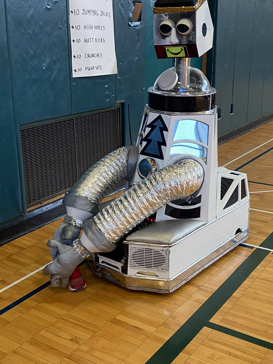 MsManguso's tweet photo. Special thanks to our PTA for setting up these important presentations on Internet Safety. Tom Grimes and Gizmo D. Robot engaged our students this afternoon. Thanks, PTA! https://t.co/1imHV3z6G1