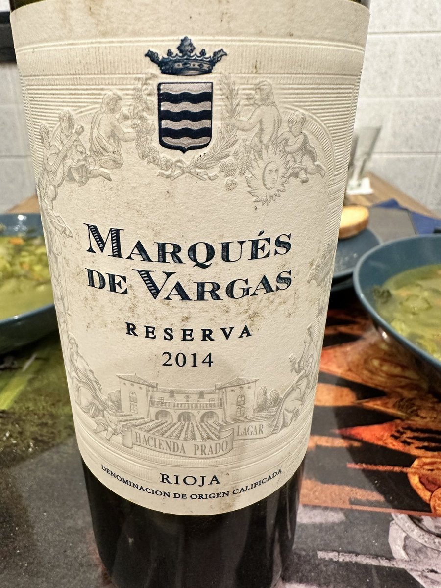 paolopasquale's tweet photo. Un #minestrone con gli amici vale più di tutto quello che possiedo (#semicit)🍲 🍷 
(Se poi è bagnato da #Rioja e durante #argentinaolanda, vale anche di più…❤️ ⚽️)
“È molto Saporiti” dice Ricky 😂😂
#minestronegenovese #vino #wine #marquesdevargas #localfood #qatar2022 #nedarg https://t.co/Ma7q19tf6Y