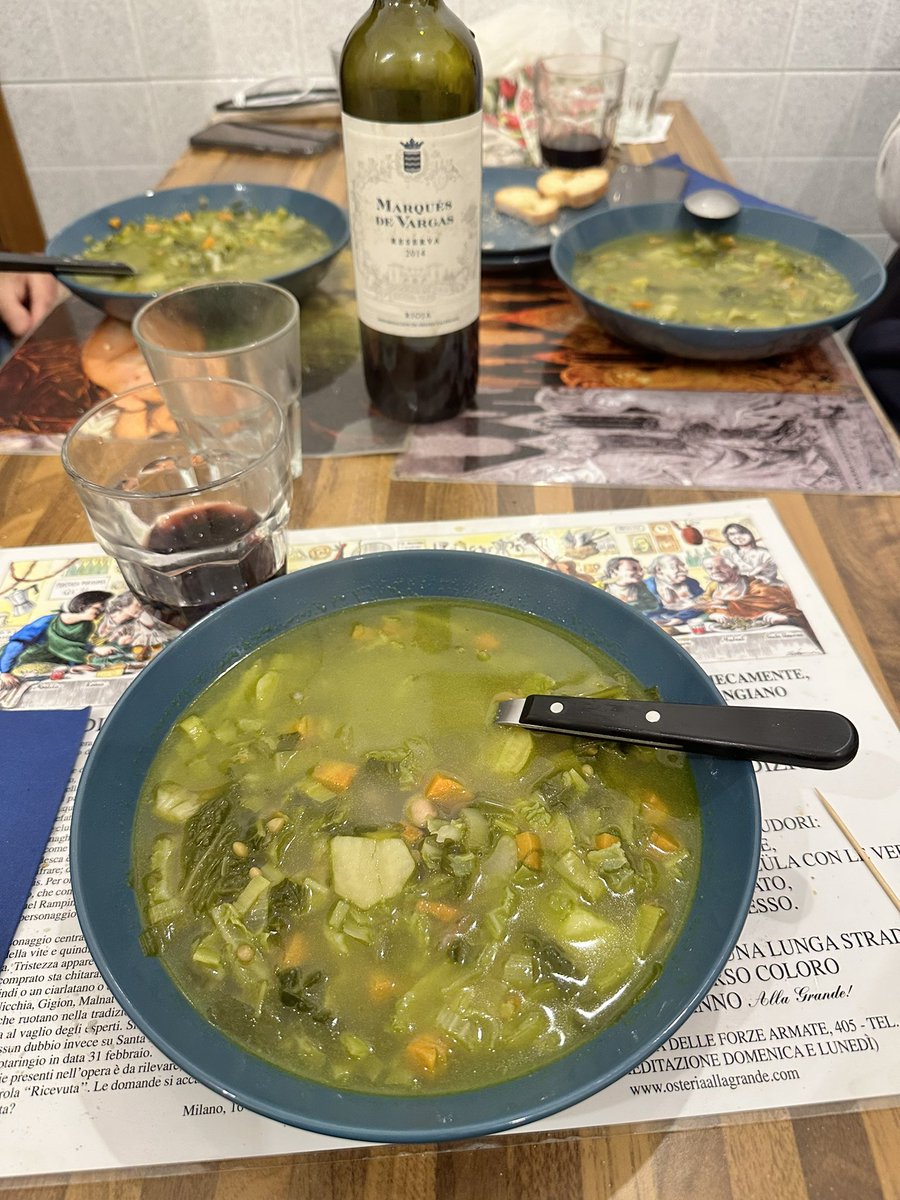 paolopasquale's tweet photo. Un #minestrone con gli amici vale più di tutto quello che possiedo (#semicit)🍲 🍷 
(Se poi è bagnato da #Rioja e durante #argentinaolanda, vale anche di più…❤️ ⚽️)
“È molto Saporiti” dice Ricky 😂😂
#minestronegenovese #vino #wine #marquesdevargas #localfood #qatar2022 #nedarg https://t.co/Ma7q19tf6Y