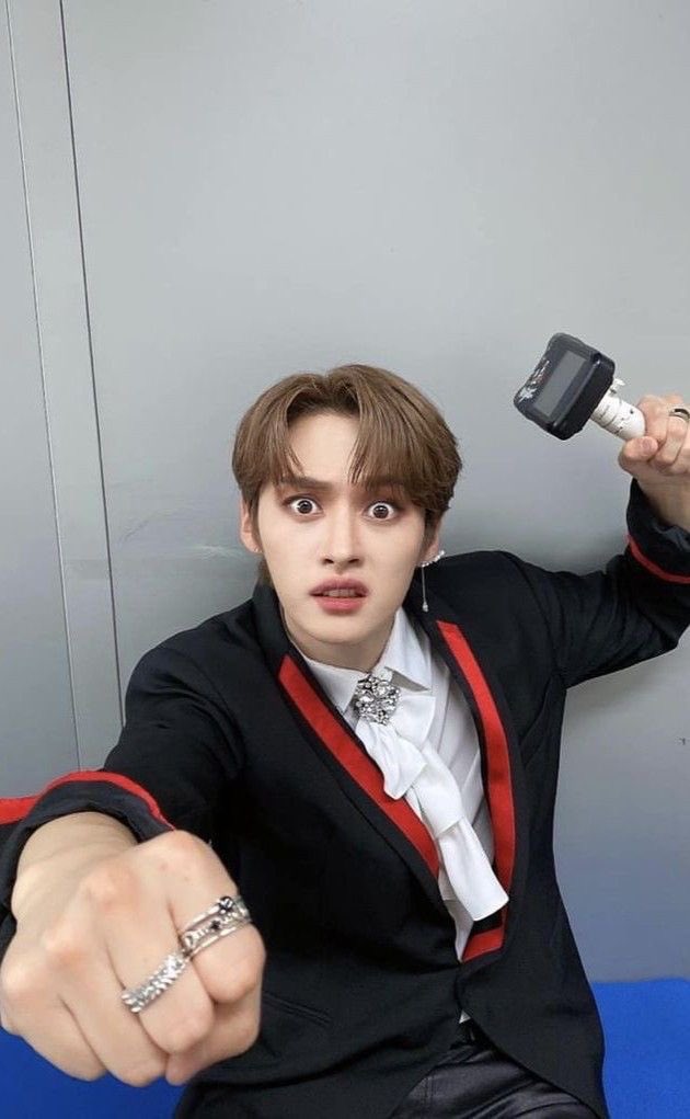 helpmebitch_'s tweet photo. lee know a safe place that saves from loneliness and bad mood. he always wants you to be warmly dressed and well fed.
#leeknowbeautiful #leeknowbestboy #leeknowbestdancer https://t.co/7IptknHEIM