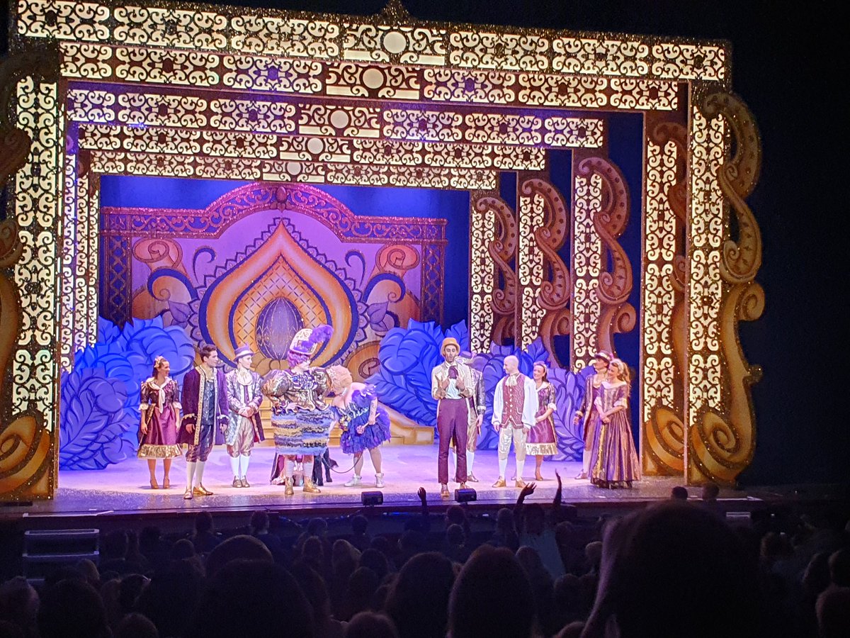 Thank you to the incredible <a href="/CN_PerformArts/">Castle Newnham Performing Arts</a> team for organising a wonderful afternoon at the panto for 500 primary pupils.
Great fun had by all and our children were amazing as always 😊