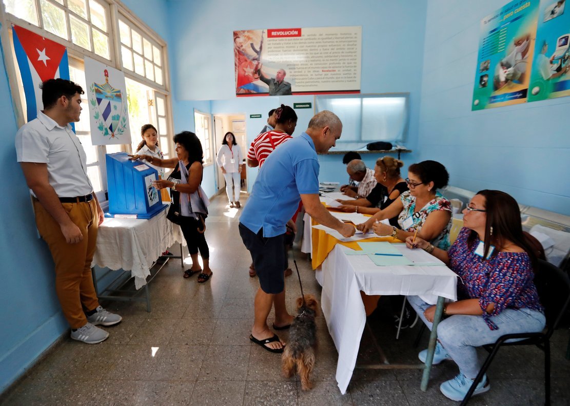 Los procesos electorales en #Cuba🇨🇺 no son grandes contiendas mediáticas entre partidos políticos, en las que para obtener más votos los candidatos formulan promesas que luego rápidamente olvidan o deliberadamente incumplen.

#DDHH 
#CubanosConDerechos