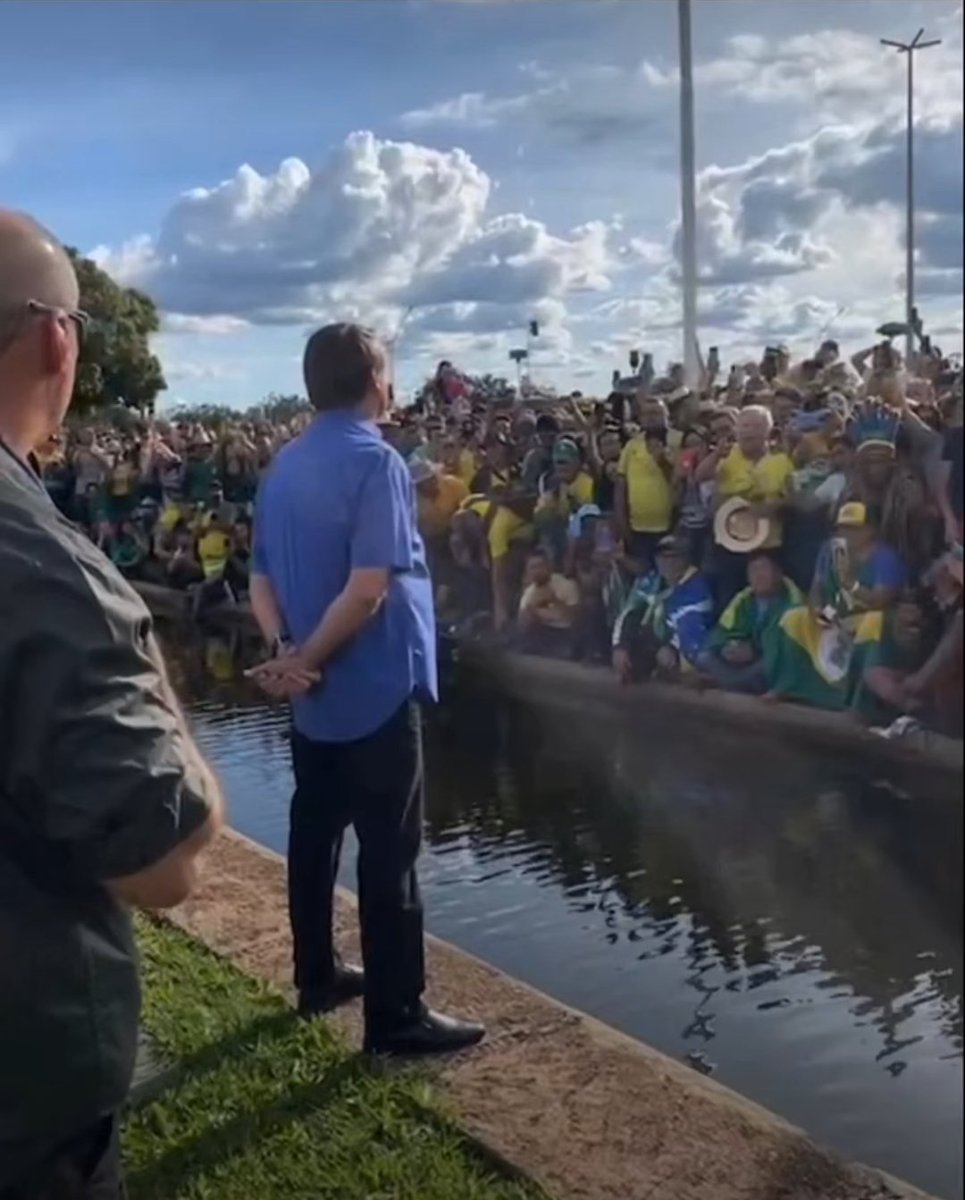 CamargoDireita's tweet photo. Presidente Jair Bolsonaro - "Nada está pedido. Resolveremos dentro das quatro linhas. Dou a minha vida pela minha Pátria! 
Eu digo a vocês: vamos acreditar, vamos nos unir! A nossa bandeira jamais será vermelha. Eueconheço meus erros... ⬇️ https://t.co/c6vd7uZwYS