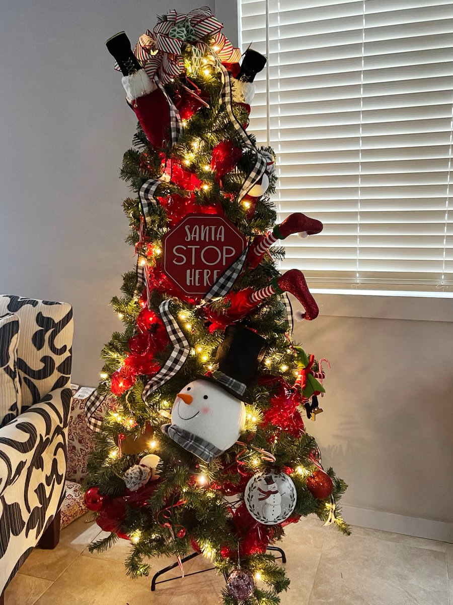 WhaleyChildren's tweet photo. We are so grateful to @JLofFlint for this tree that was beautifully decorated by Steve and Rosanne Heddy! https://t.co/2HsX7N0VWE