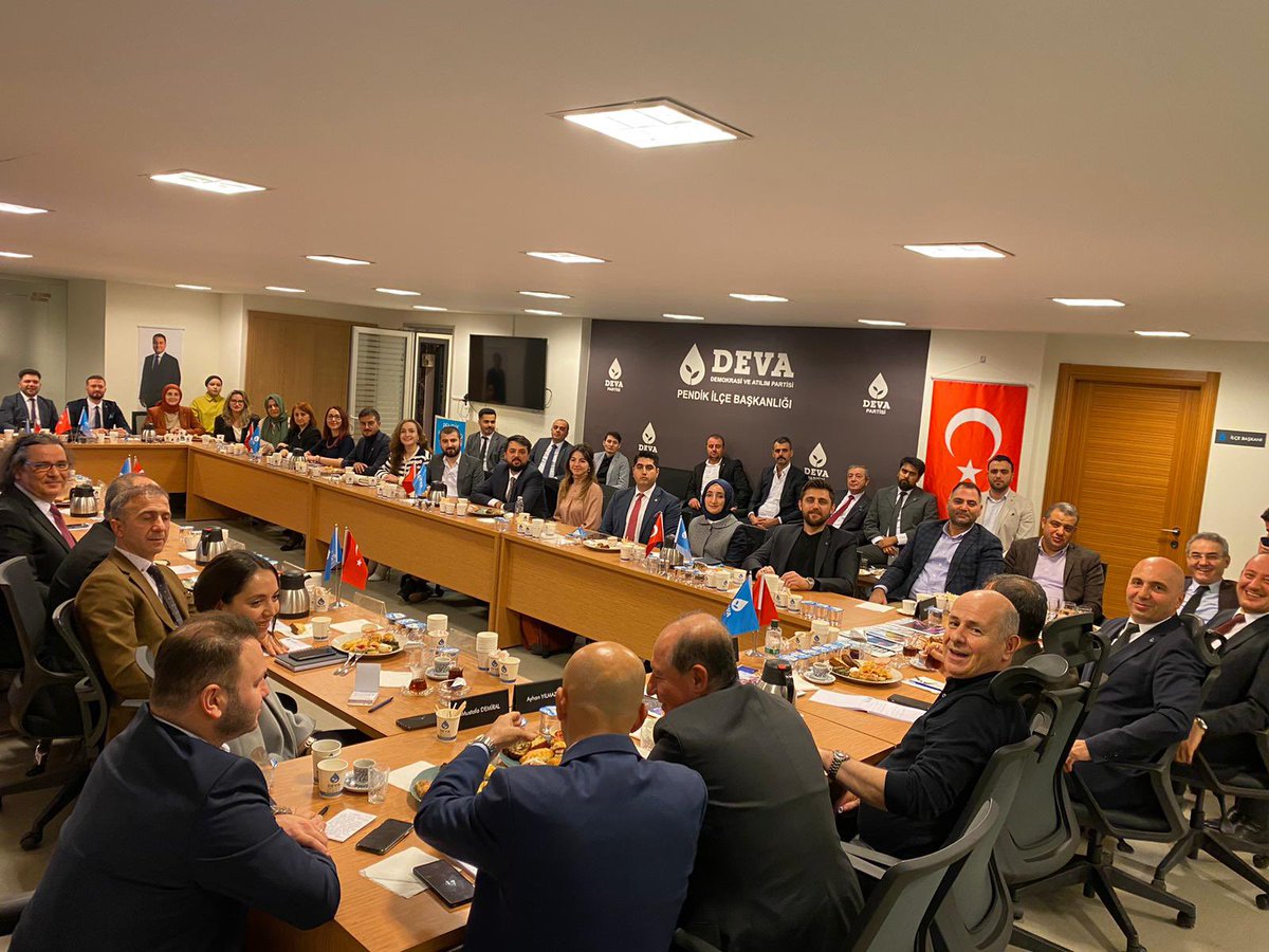 kenanhanci07's tweet photo. Pendik İlçe Teşkilatı olarak Genel Başkan Yardımcısı Teşkilat İşleri Başkanı Sn. @erginsadullah ve İl Başkanımız Sn. @drerhanerol ile yaklaşan seçimler hakkında yaptığımız projeleri ve çalışmaları konuştuk. Eğitici bilgileri için teşekkür ederiz. @ayhanylmaz2  @ersindemir00 https://t.co/9VjEAPFww6