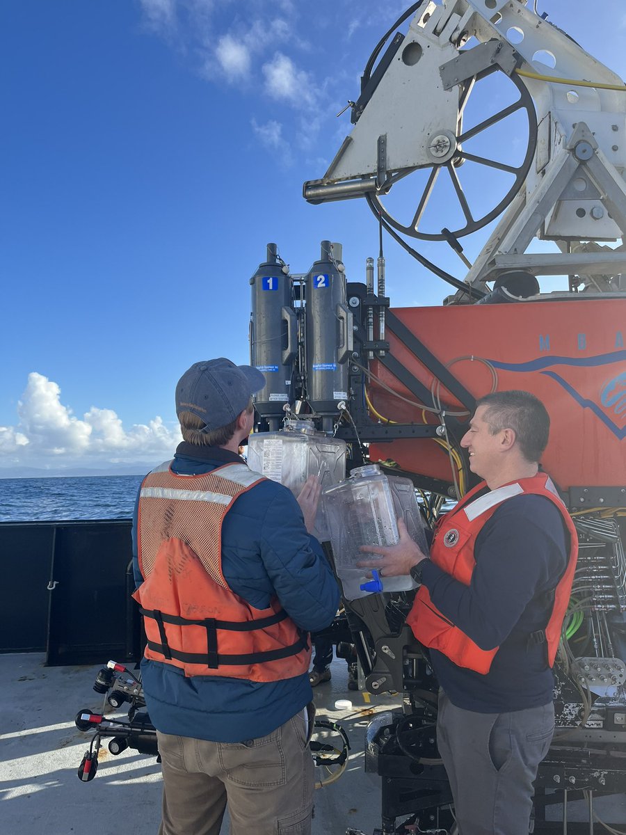 After a successful dive, here are some the friendly faces of the @BioinspirLab @MBARI_News collecting water samples! Go team! @KakaniKatija @DanielsJoost @kevinsbarnard #PaulRoberts (4/4)