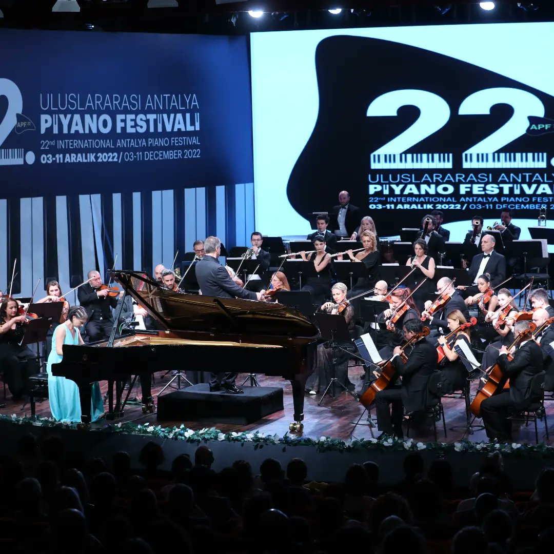 apfsocial's tweet photo. Bu akşam Şef Gints Glinka’nın yönetimindeki Antalya Devlet Senfoni Orkestrası’nın eşliğinde piyanist Evrim Turan muhteşem bir müzik ziyafeti sundu. Gecenin sonunda sanatçılara Başkanımız Muhittin Böcek adına Genel Sekreter Yardımcısı Ramazan Demir plaket takdim etti. #APF22 https://t.co/mJmx5ez0vl