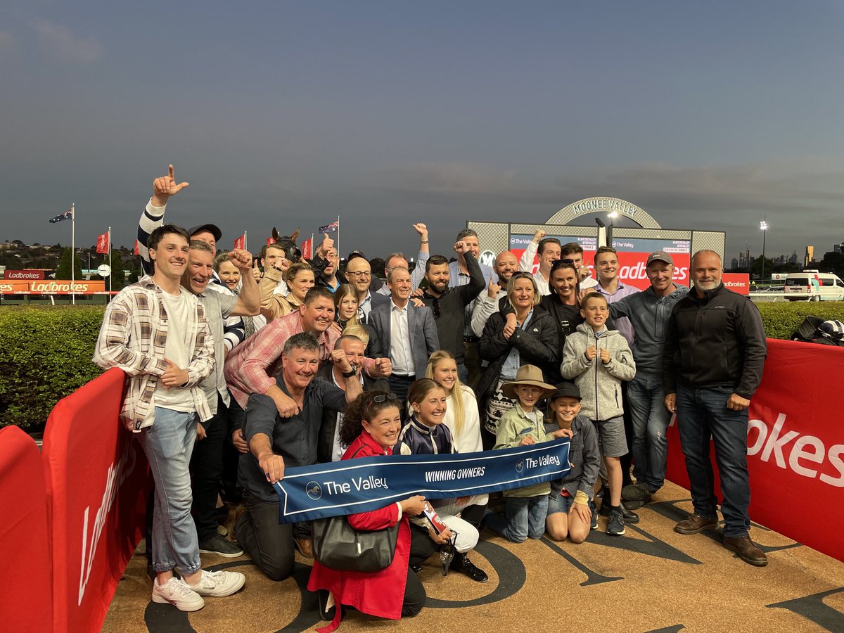 1000giggles's tweet photo. #FridayNiteLights @TheValley @ladbrokescomau Congrats to all winning #OwnersConnections & hope all owners enjoyed @SwettenhamStud #OwnersLounge Thanks to #Team #Cirka 👌🐎👏🤩🫶 https://t.co/hwRWT7lryn