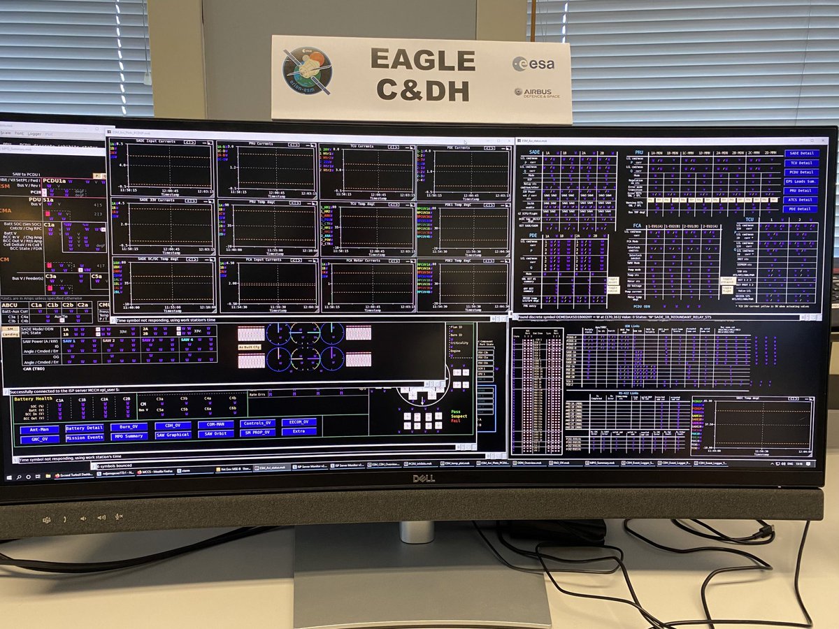 ESA_Italia's tweet image. Le persone dietro questa console monitorano i comandi inviati e le reazioni a tali comandi, nonché l'intera rete utilizzata da #EuropeanServiceModule.
@esaspaceflight