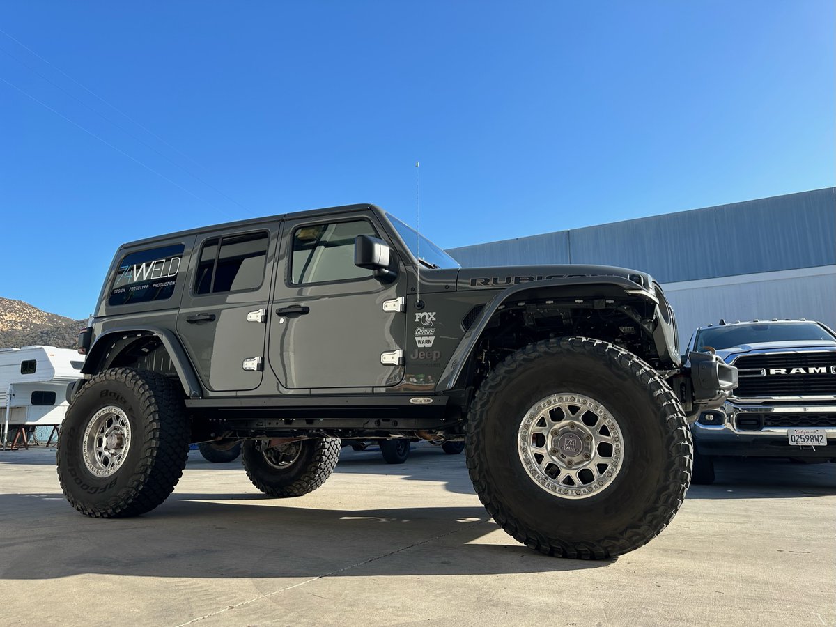 74Weld's tweet photo. just look at this 9392 and the ground clearance you gain by doing a portal lift. the portal also gives you your gear reduction to run 40" tires! 
#jeep #jeep392 #jeepjl #jeeprubicon #portals #jeepbuild #4x4 #offroading #rockcrawling #overland #overlander #overlanding #buggy https://t.co/vNTQA2AUq8