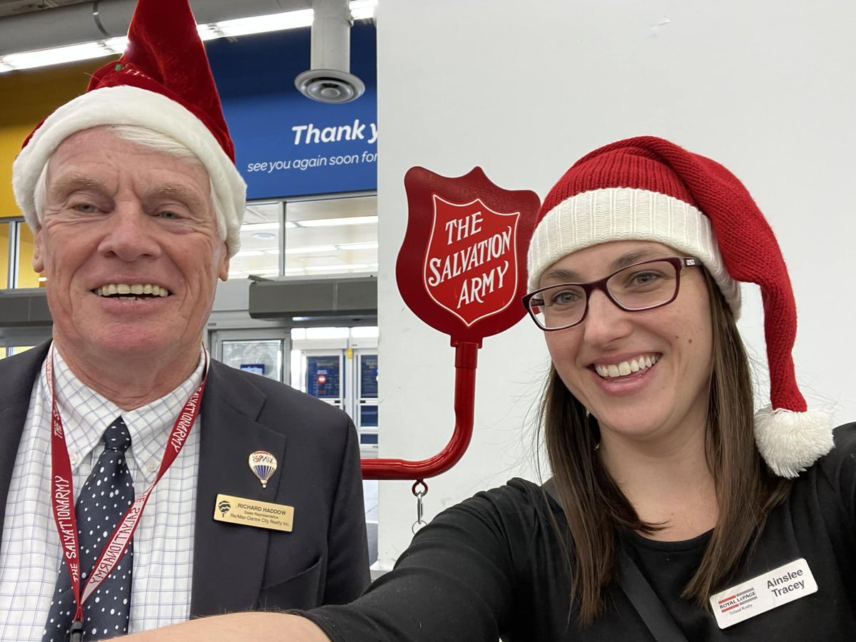 lstartweets's tweet photo. A few more pics from yesterday's Kettle Drive. Big thanks to all our volunteers!
1 - Nicole Christy (& her little helper ❤)
2 - Ainslee Tracey & Richard Haddow
3 & 4 - Chris Harding
#LSTAR #REALTORS #London #StThomas #SalvationArmy #ChristmasKettles #KettleDrive https://t.co/mNSX2GTLQK