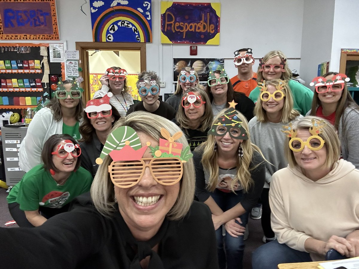 PrincipalWoll's tweet photo. Merry Christmas from Trenton Elementary! #wesclinwarriors https://t.co/xFw3va8y7o