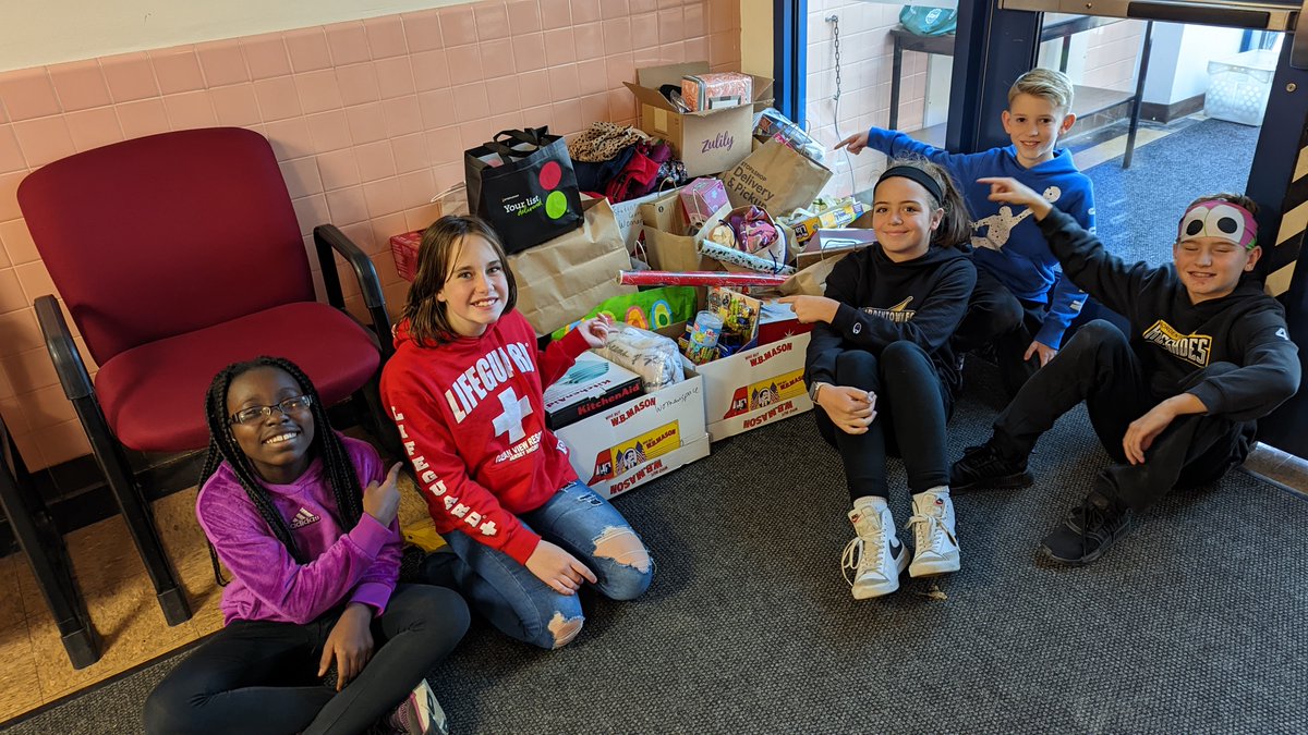MrJasonPascal's tweet photo. PMES Student Council officers proudly display some of the things they collected to support #Womanspace. https://t.co/GrGLiaIJnN
