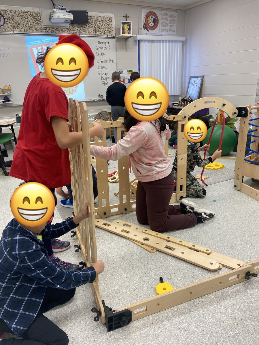 St. Jerome Lions thinking outside the box in EFAP 2! Architects at work! #rigamajig #RCSDtinker @RCSD_No81 @StJeromeCES