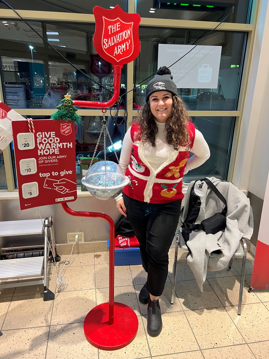 lstartweets's tweet photo. Still more pics to share of our awesome volunteers from yesterday's REALTOR® Kettle Drive!
1 & 2 - Nicole Sa
3 - Betty Kallai
4 - Betty Kallai & Taylor Majerle
#LSTAR #REALTORS #London #StThomas #SalvationArmy #ChristmasKettles #KettleDrive https://t.co/7Nv4hJiWuZ