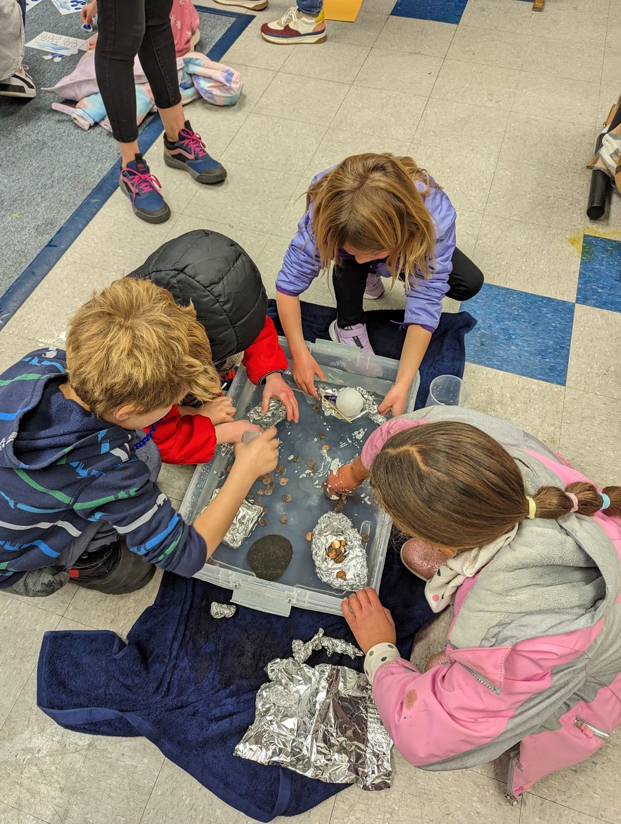 mrsolsonteach's tweet photo. 1st graders had fun at the Denver Aquarium for their Innovation field trip! Ss completed a scavenger hunt, learned about the properties of water through hands-on activities, and got to see some of the animals we've been learning about in our ocean unit! @SHPK8 @SHPK8innovation https://t.co/LVoZCJl2Fp