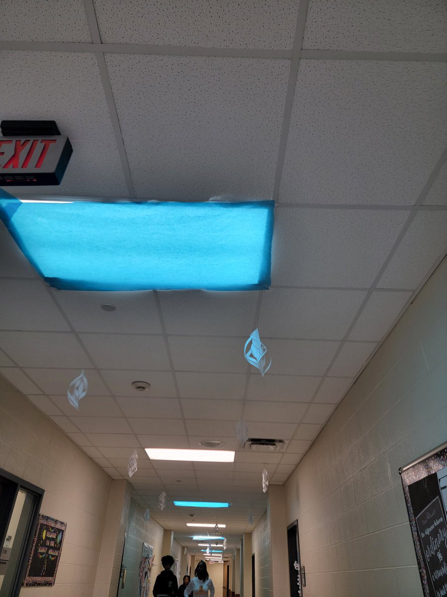 FrancesOhanenye's tweet photo. #fridaymood #FridayMotivation @Buffs_ECHS Students in T-Hall decorated the hall with a soft paper that changed the look and feel of the hall. Once you step into the hall, you are #suffused with #warmth. #Thanks, #Earlycollege! https://t.co/AuhlmoerG3