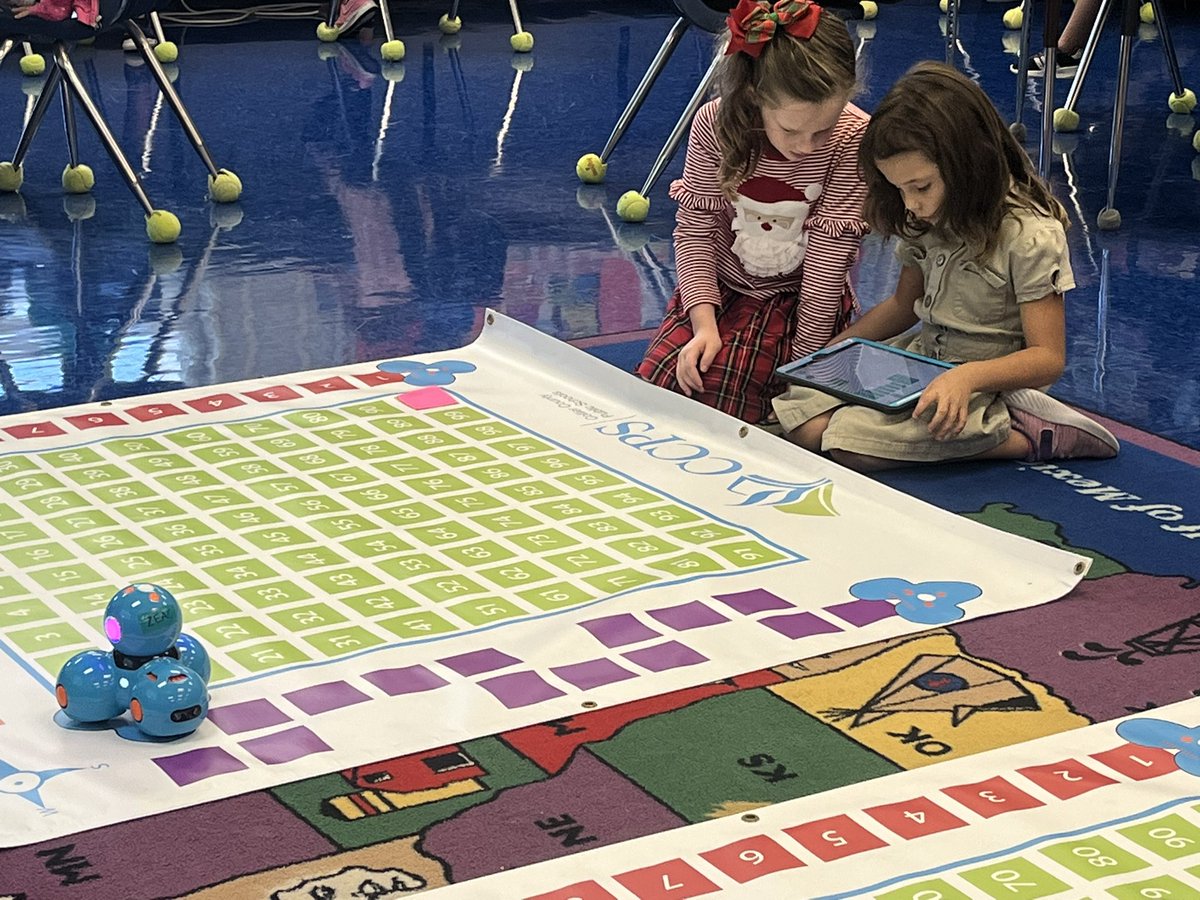 TBE_Tech's tweet image. #HourofCode 2022 Gr1 Ss @TommieBarfield #TechnologyClass level up w/block coding #Dash Robot 🤖, #cooperative work, #communication, and #math skills writing simple algorithm 2 program Dash 2 a single location. @collierschools @WonderWorkshop @hourofcode @ccpssteam