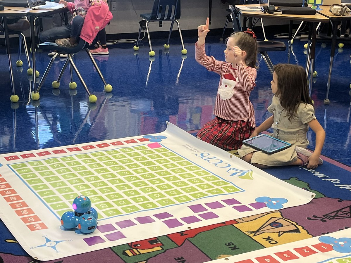 TBE_Tech's tweet image. #HourofCode 2022 Gr1 Ss @TommieBarfield #TechnologyClass level up w/block coding #Dash Robot 🤖, #cooperative work, #communication, and #math skills writing simple algorithm 2 program Dash 2 a single location. @collierschools @WonderWorkshop @hourofcode @ccpssteam