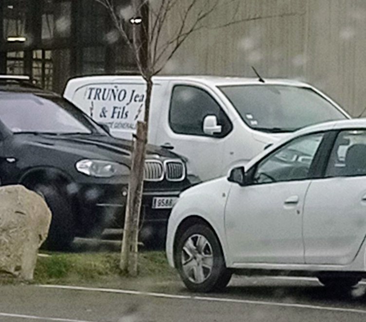 nlopo84's tweet photo. Quin tipus de producte deu repartir aquesta empresa? 💩 a domicili? @etfelicitofill @MastersOfNaming https://t.co/FxDsuPb8zH