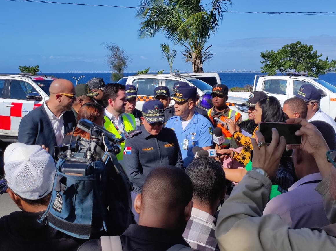 theswinder's tweet photo. Fue puesto en marcha en el día hoy por nuestro Sr. Director Central  @PoliturRD General Lic. Minoru Matzonaga, P.N., conjuntamente con @AerodomRD, @CESAC_RD, @digesettrd_ y otras entidades, el  "Lanzamiento Navidad con Moderación y Responsabilidad 2022, en esta terminal AILA. https://t.co/jRCCfY6fIC