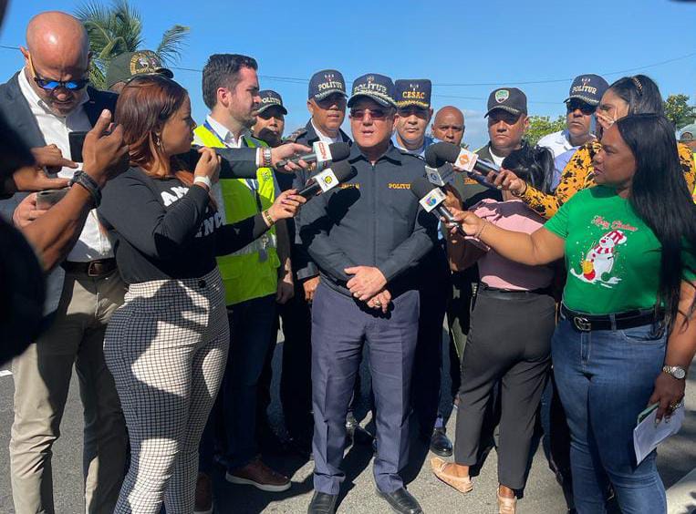 theswinder's tweet photo. Fue puesto en marcha en el día hoy por nuestro Sr. Director Central  @PoliturRD General Lic. Minoru Matzonaga, P.N., conjuntamente con @AerodomRD, @CESAC_RD, @digesettrd_ y otras entidades, el  "Lanzamiento Navidad con Moderación y Responsabilidad 2022, en esta terminal AILA. https://t.co/jRCCfY6fIC