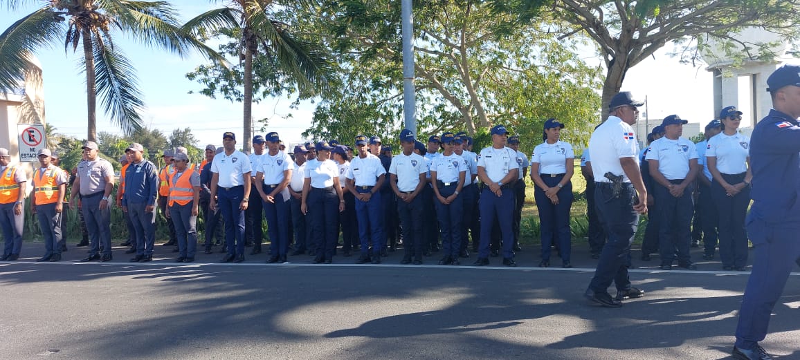 theswinder's tweet photo. Fue puesto en marcha en el día hoy por nuestro Sr. Director Central  @PoliturRD General Lic. Minoru Matzonaga, P.N., conjuntamente con @AerodomRD, @CESAC_RD, @digesettrd_ y otras entidades, el  "Lanzamiento Navidad con Moderación y Responsabilidad 2022, en esta terminal AILA. https://t.co/jRCCfY6fIC