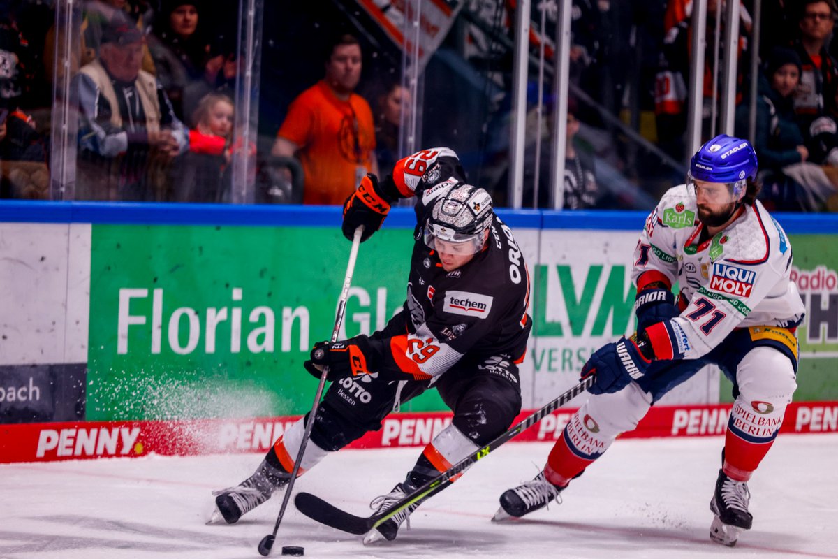 loewenfrankfurt's tweet photo. Spielende:
Siiiiieèegggggg und die Punkte bleiben in Frankfurt ‼️‼️
Die Löwen gewinnen souverän gegen die Steelers mit 6:3.
Am Sonntag geht's in Bremerhaven weiter.
#FRASCB 6:3 #gemeinsambruellen #bembelhockey #loewenfrankfurt #eishockey #hockey #del #pennydel https://t.co/tKcYlqyJdv