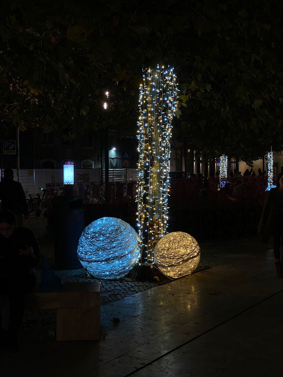 A CM de Lisboa deseja-vos um natal do caralho.