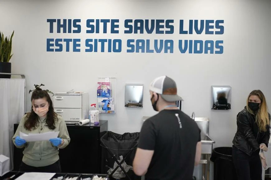 One year later, evidence shows that New York City prevention centers, which have prevented more than 600 fatal drug overdoses since opening, are working. 

They provide a model for other cities to follow.

hrw.org/news/2022/12/0…

@OliviaEnsign @HRW