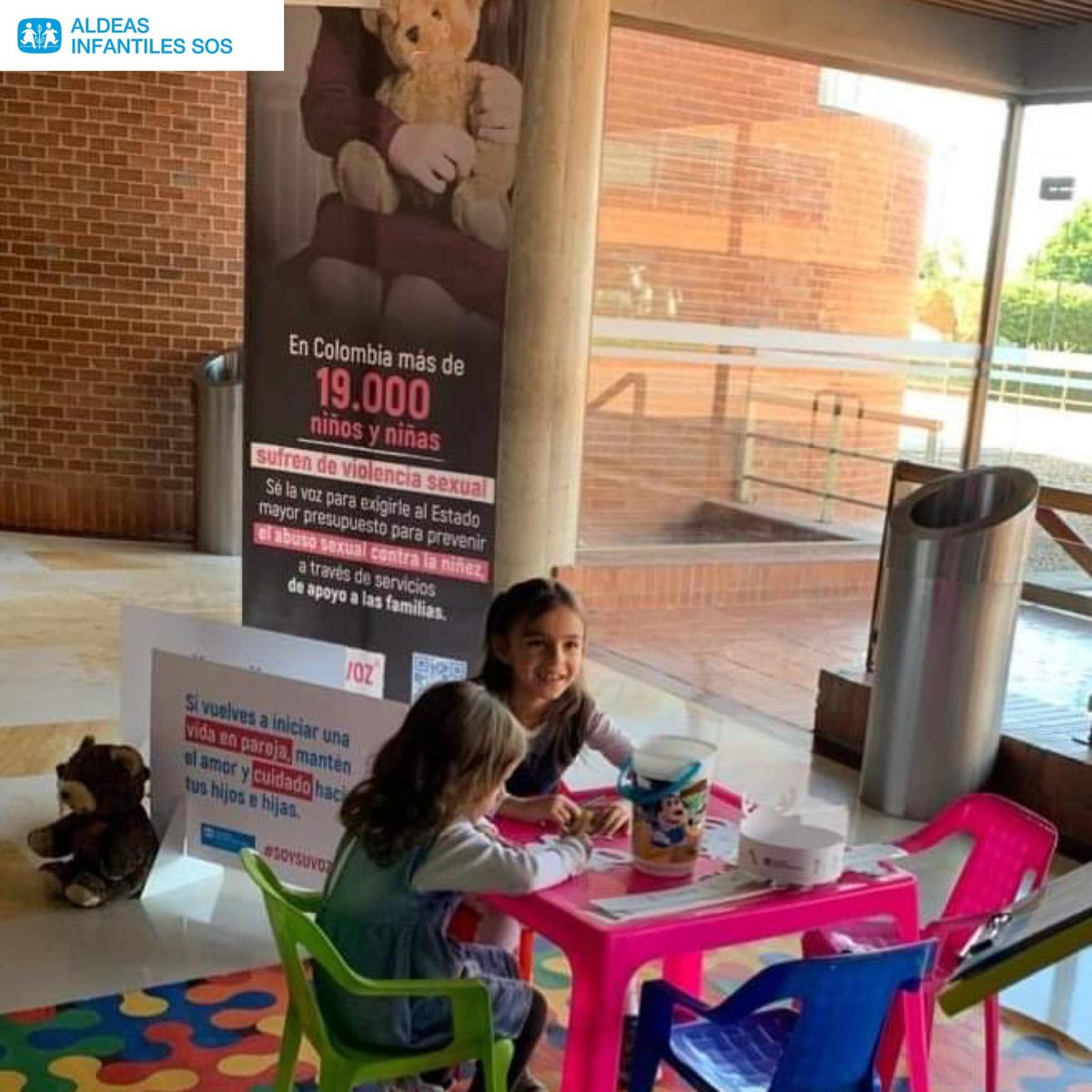 AldeasColombia's tweet photo. #FBF de nuestro stand en ExpoRunTour durante la entrega de kits a los corredores del #RunTour2022  @Avianca. 🏃🏽♀️🏃🏽

Una oportunidad para que los runners conocieran y se sumaran a la familia más grande del mundo, a través de la milla extra.💙💙

 #SomosAldeas #AliadoSOS #Avianca https://t.co/wp2CbuUbqs