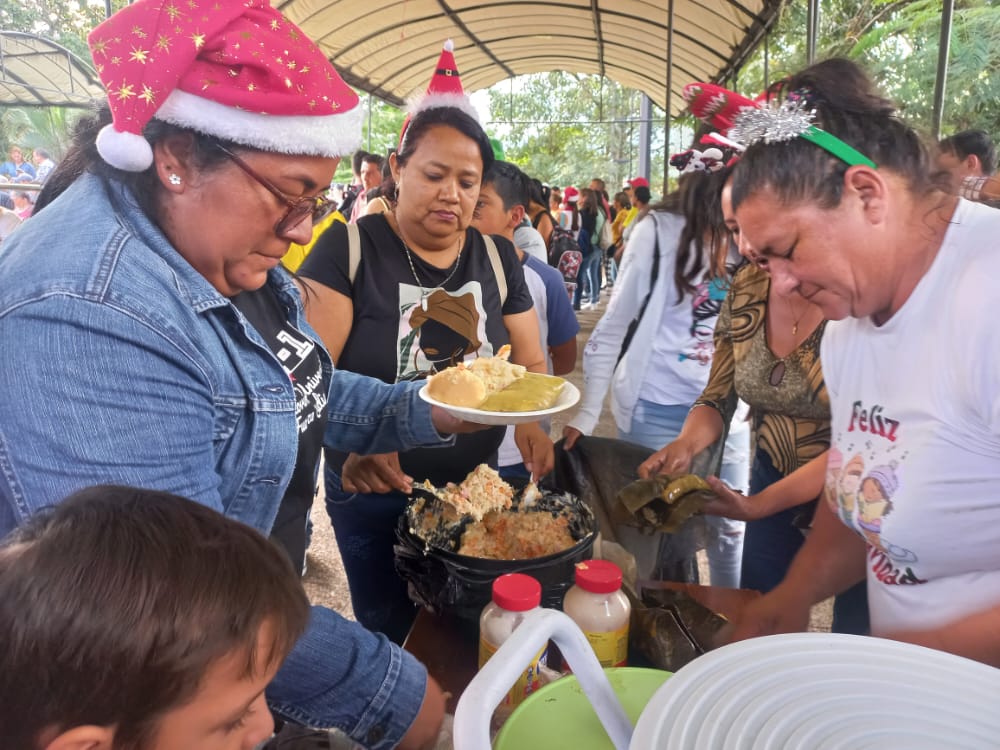 Con mucha alegría nuestro pueblo disfruta #TachiraEnParrandonClap, navidades felices con los #CLAP

<a href="/FreddyBernal/">Freddy Bernal</a>
<a href="/BermudezJoseA/">Bermúdez José</a>
<a href="/carlosperez_ch/">Carlos Alfonso Pérez</a>
<a href="/Gob_Tachira/">Gobernación del estado Táchira</a>