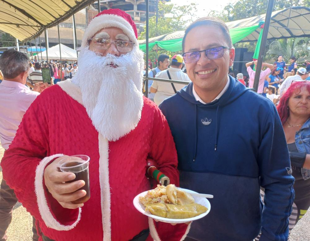 Con mucha alegría nuestro pueblo disfruta #TachiraEnParrandonClap, navidades felices con los #CLAP

<a href="/FreddyBernal/">Freddy Bernal</a>
<a href="/BermudezJoseA/">Bermúdez José</a>
<a href="/carlosperez_ch/">Carlos Alfonso Pérez</a>
<a href="/Gob_Tachira/">Gobernación del estado Táchira</a>