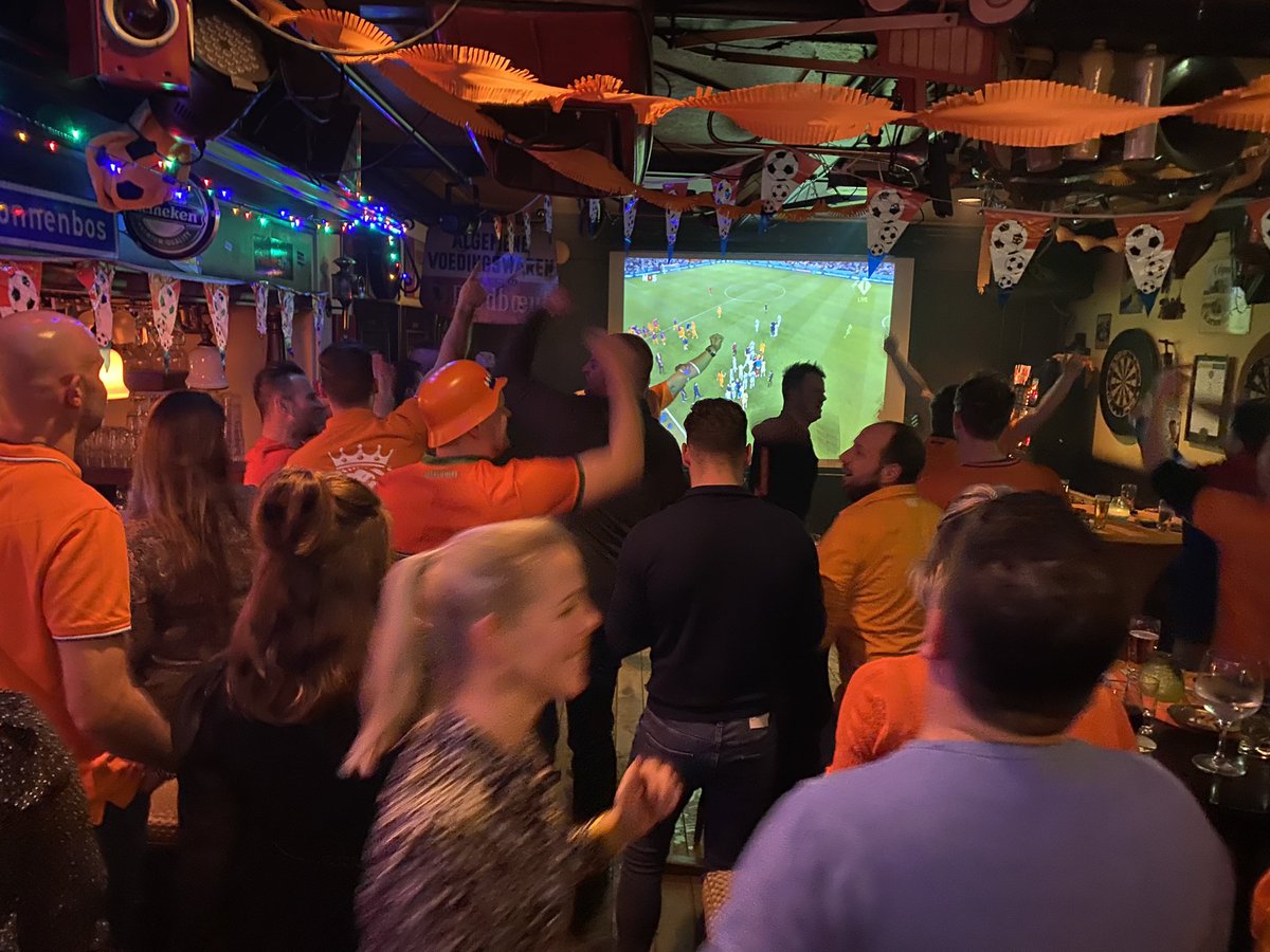Oranjekóóóórts in café t Hooghuys in Eerde! Dak gaat eraf!!