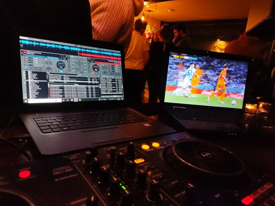 FunkyFeetDJ's tweet photo. Two screens needed for tonight's gig!!
#robkatesdj https://t.co/YNROE6DXYz