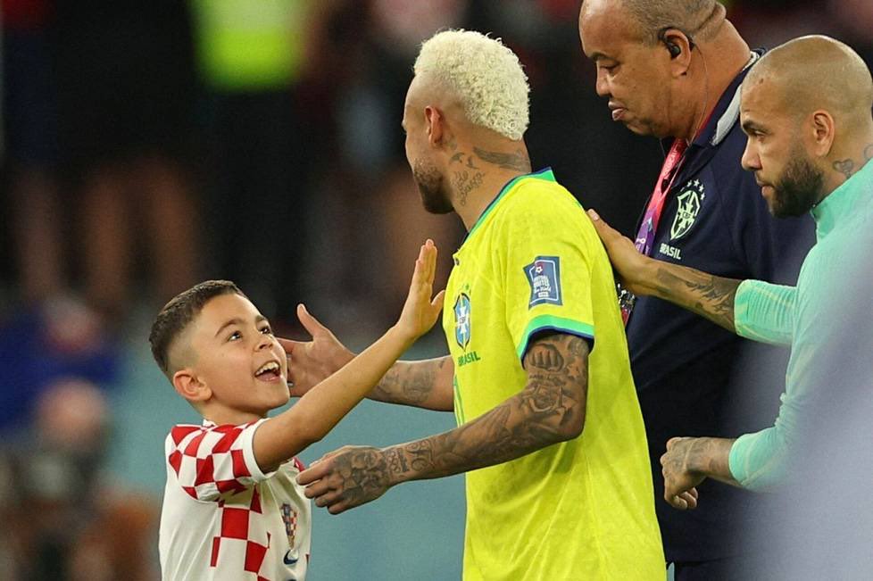 LesNews's tweet photo. #neymar inconsolable après sa défaite contre la #Croatie , finalement un jeune supporteur croate lui arrache un sourire #Qatar2022 https://t.co/eNoPfDNxLM