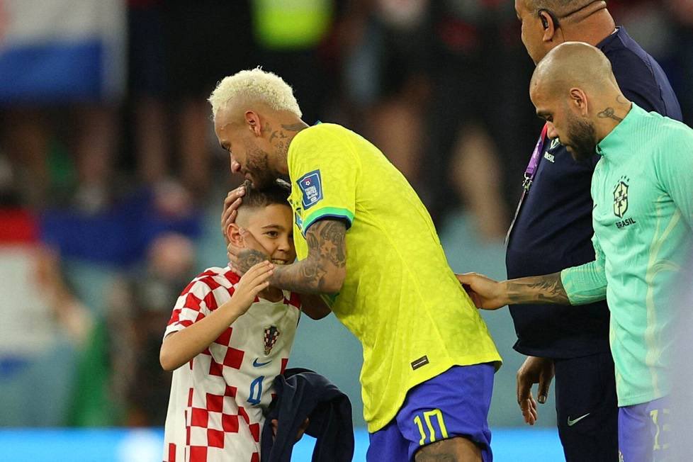 LesNews's tweet photo. #neymar inconsolable après sa défaite contre la #Croatie , finalement un jeune supporteur croate lui arrache un sourire #Qatar2022 https://t.co/eNoPfDNxLM