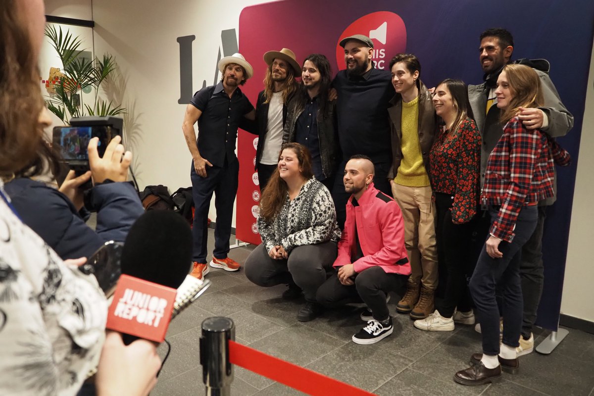 EpisReport's tweet photo. Els alumnes de l'@EpisReport cobreixen, a la Llotja, la informació de la gala de lliurament dels premis ARC de la Industria Musical del Directe. #PremisARC #AssociacioARC #PremisARC2022 @cepiscopal @ampaepiscopal https://t.co/GlP27RYqFY