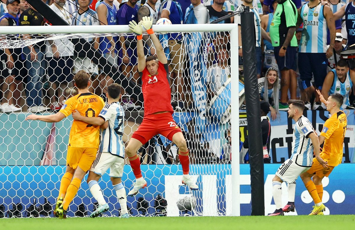 laaficion's tweet photo. #Qatar2022 | (98') Falta peligrosa a favor de Países Bajos que no encuentra rematador 

#NED 2-2 #ARG 

EN VIVO 🔴 https://t.co/lEDDuTcYcS https://t.co/V5xcF8UxgL