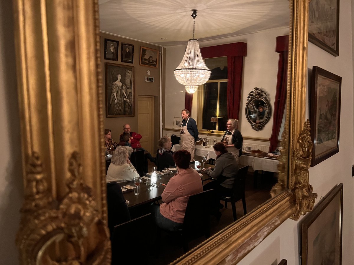 CulinairH's tweet photo. Onder toezicht van de wandgalerie in de Ridderzaal, kijken familie en aanverwanten van Occa  Ripperda toe. Landgoed Nienoord was een perfecte locatie voor de proeverij en kookworkshop. Koken uit het kookboek van Occa Ripperda. https://t.co/q0i6EKUKmg