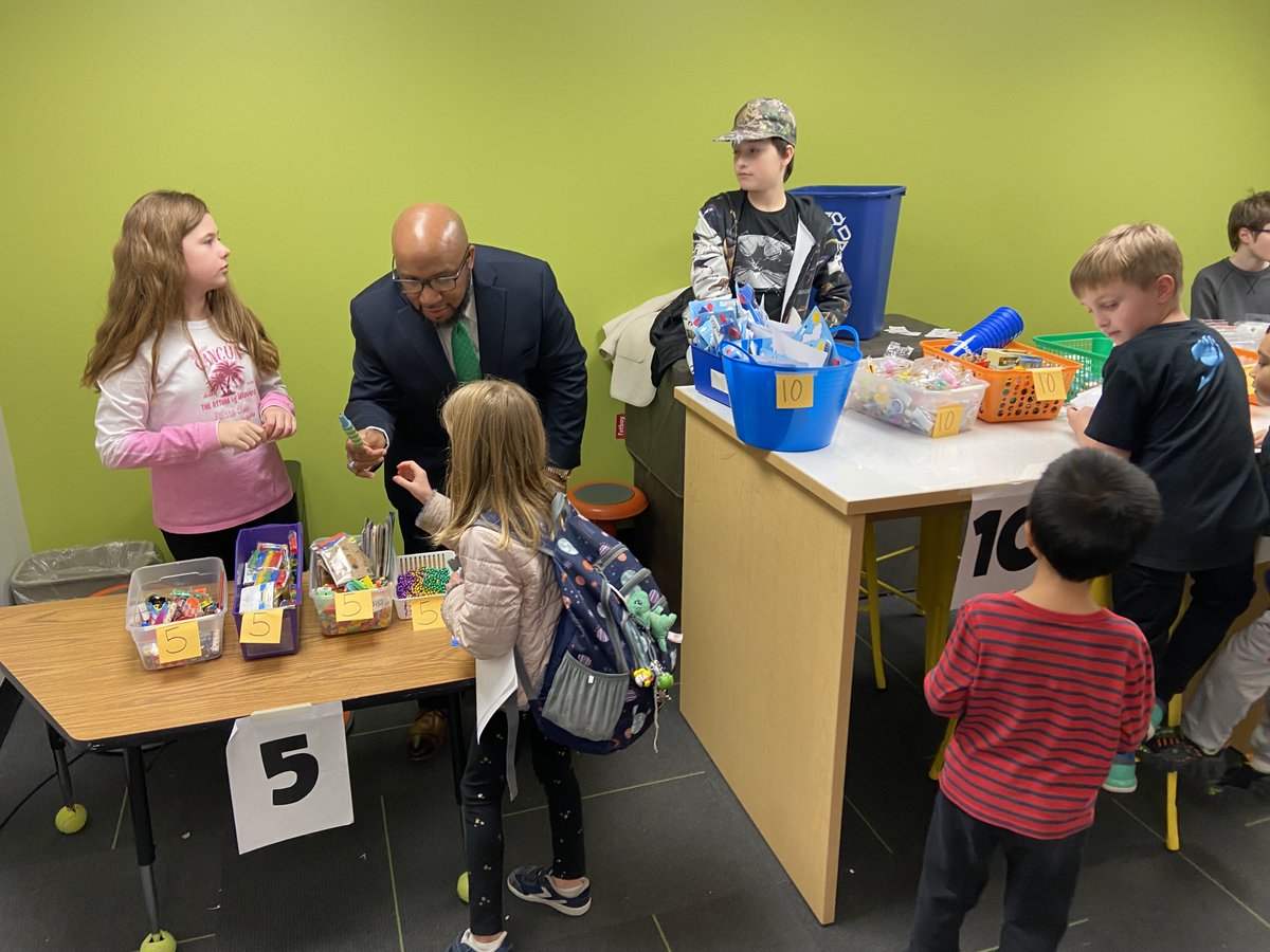 PolkQuailRun's tweet photo. We had our 1st Quail Store of the year and a special guest to help "sell" our items. Thanks @draslewis for your help today! #commUNITY @usd497 https://t.co/Mex7GeOaR6