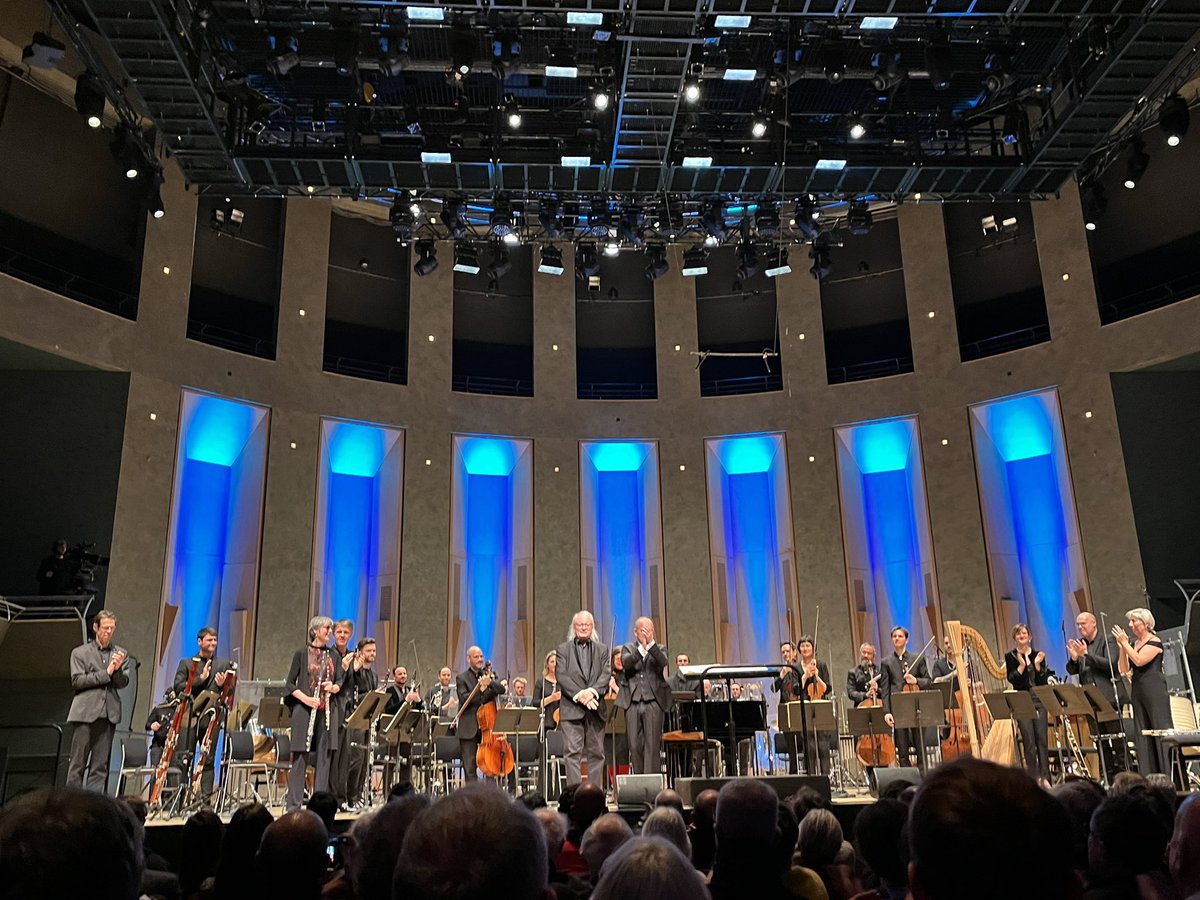 vtguillemin's tweet photo. Très bel anniversaire de #Manoury (70 ans) à la #Cité avec trois superbes pièces excellemment jouées par l’@Ensemble_inter dirigé d’une main de maître par @fxrroth 🎼🎉🎂

Article pour @AltamusicaMag https://t.co/VJNXly8Fwm