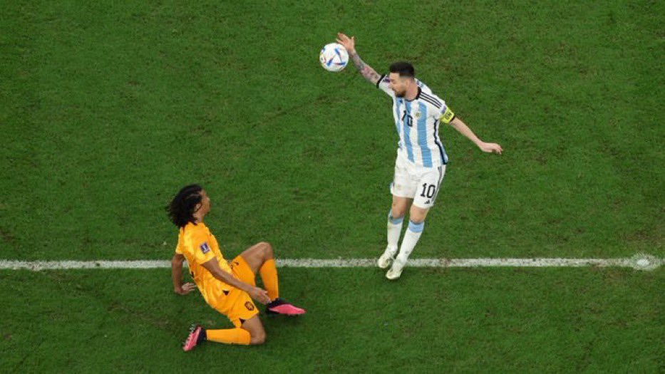 Pjanist5's tweet photo. Messi commuted this handball in the 54th and later got booked in 90+10 for arguing before free kick and wasting time. He should’ve been sent off. Absolute disgrace from the ref. https://t.co/1ZOMxQcOmd