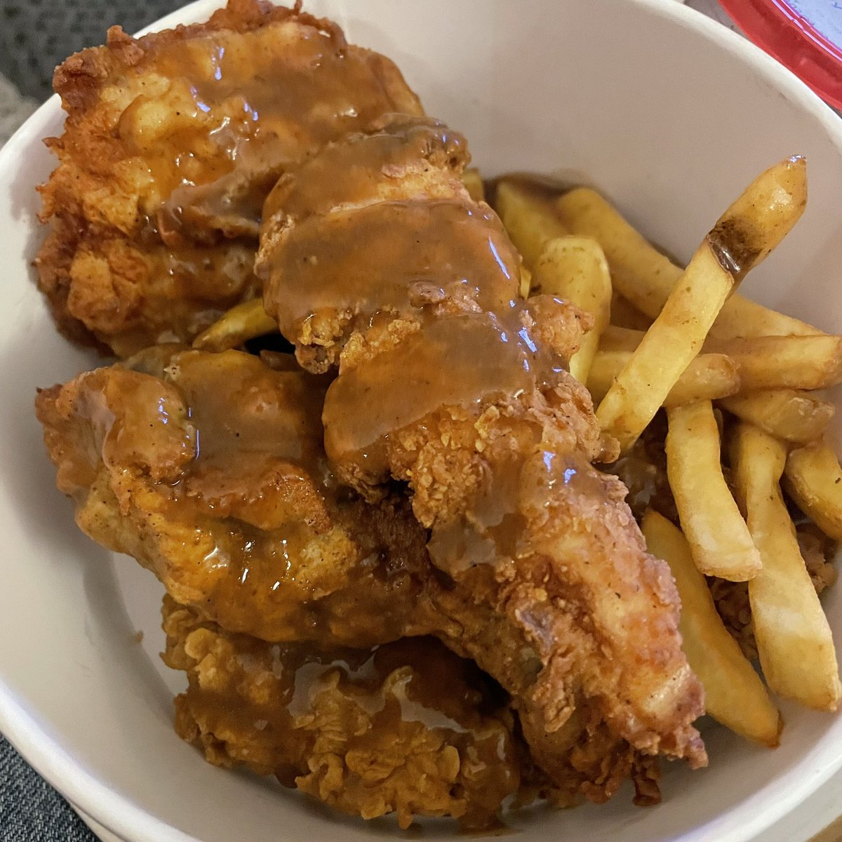 Well that was some lovely chicken and gravy <a href="/KFC_UKI/">KFC UK</a> - an excellent replacement for my pizza order that <a href="/PapaJohnsUK/">Papa Johns UK</a> cocked up and haven’t managed to re-send in the past 3 hours. 

Thank you KFC! Papa Johns - where’s my refund???