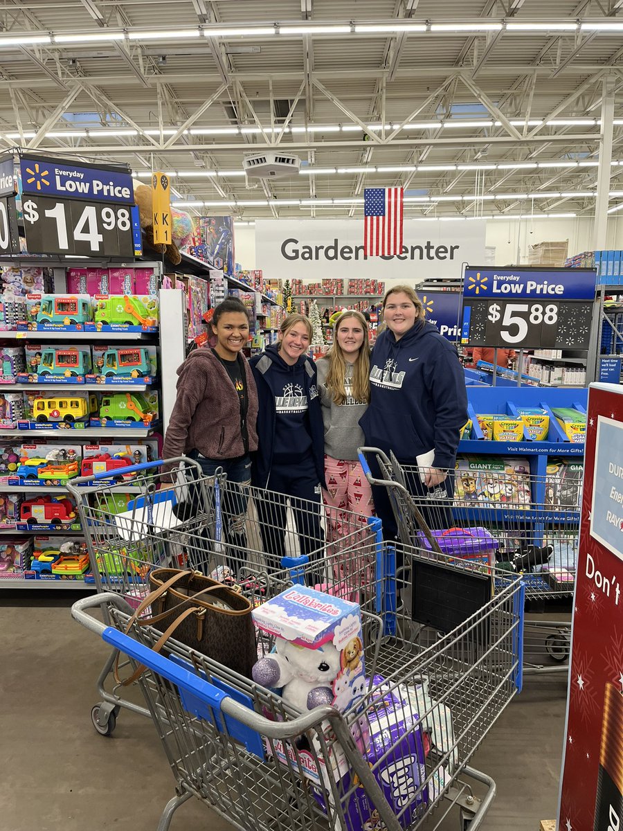 MrsKesslerMath's tweet image. Student Council members enjoyed shopping for the Seneca County Christmas Project!  We were able to purchase gifts for 4 kids in need #sfcsdproud